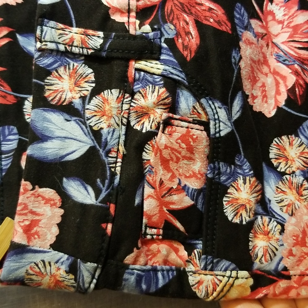 NWOT Summer Floral Print Capris - Picture 2 of 6